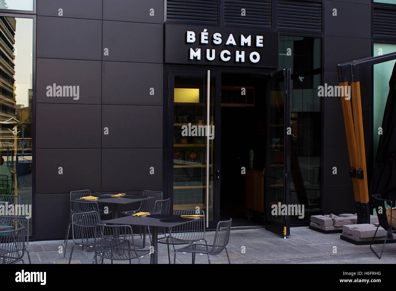 Milano Centro Direzionale: nuovo design area finanziaria, visione Besame Mucho ristorante messicano con tavoli esterni e il sole Foto Stock