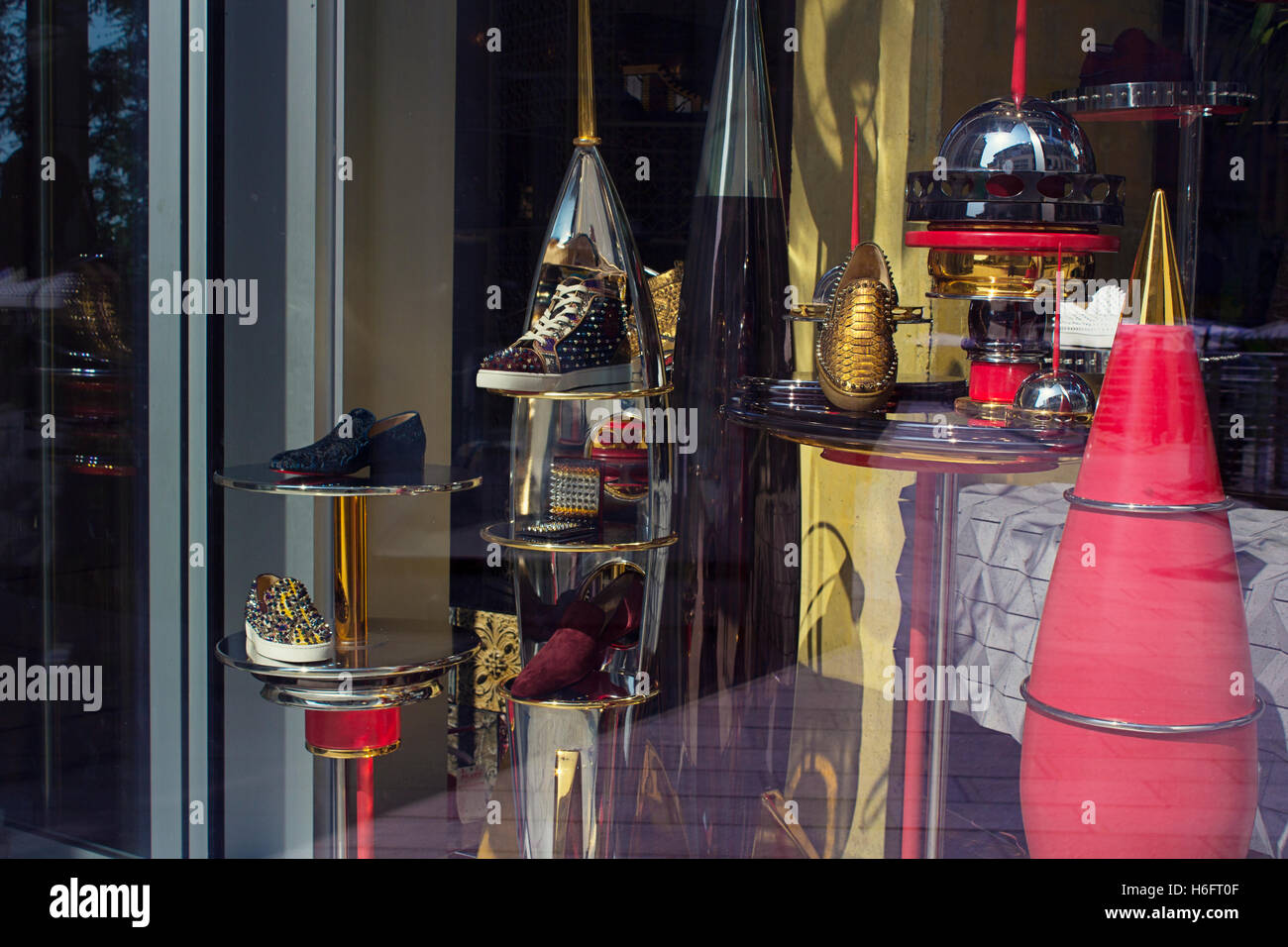Christian Louboutin donne moda di lusso e accessori scarpe in windows per  lo shopping a Milano nuovo fashion avenue, Corso Como Foto stock - Alamy
