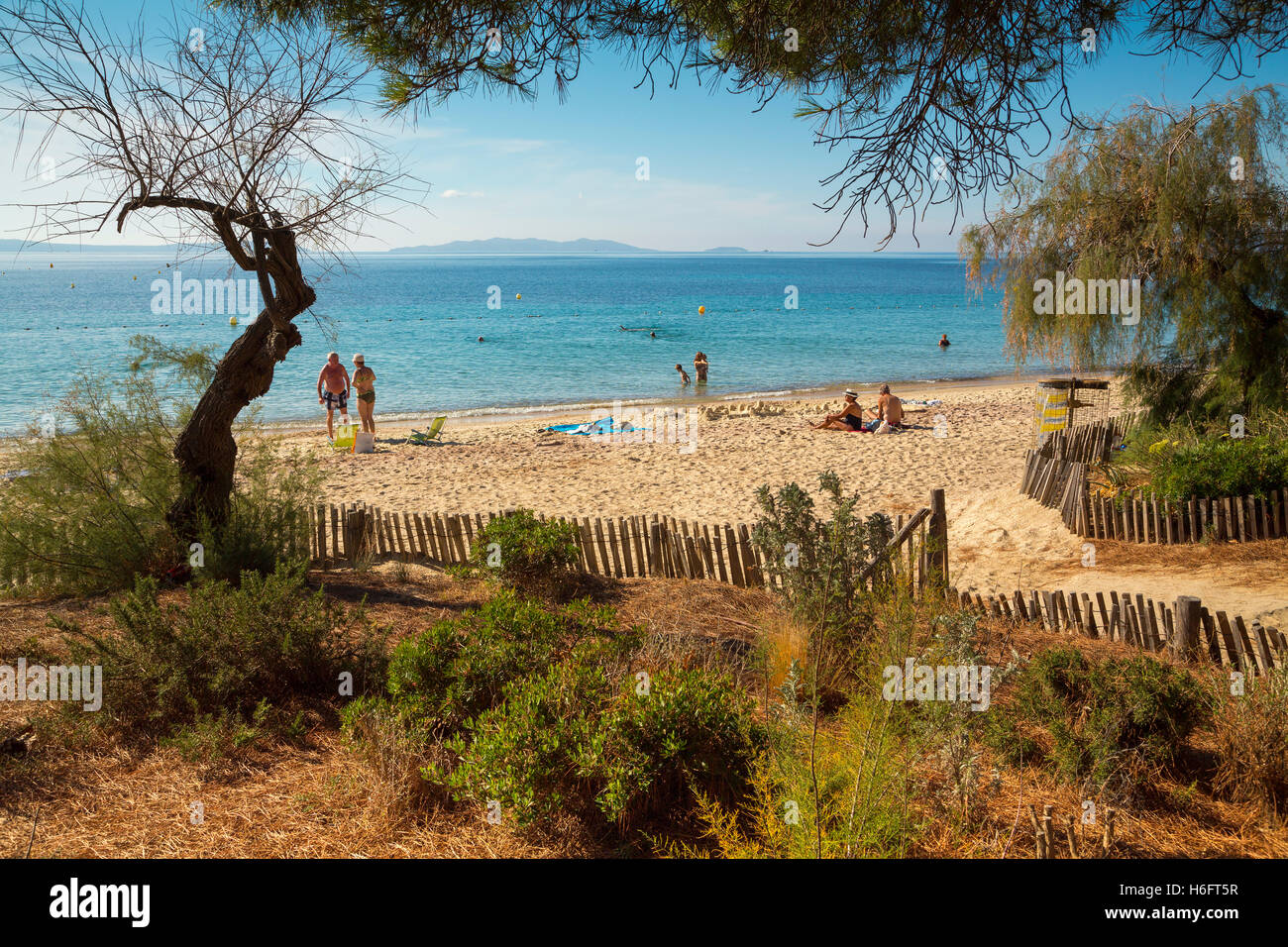 Spiaggia, Corniche des Maures. Le Lavandou. Var reparto, Provence Alpes Côte d'Azur. Riviera francese. Mare Mediterraneo. La Francia. Foto Stock