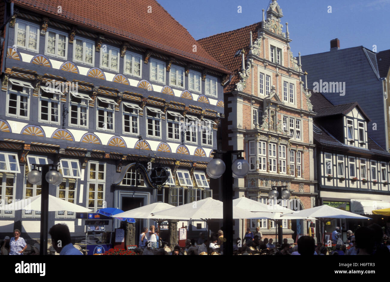 Germania, Bassa Sassonia, Hameln, il Osterstreet, lasciato il Stiftsherrenhouse, a destra la Leisthouse. Foto Stock