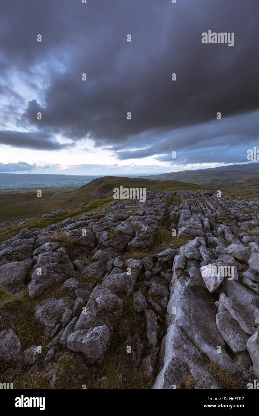 Pavimentazione in calcare sulla cicatrice Smearsett sotto un cielo tempestoso, Yorkshire Dales National Park, England, Regno Unito Foto Stock