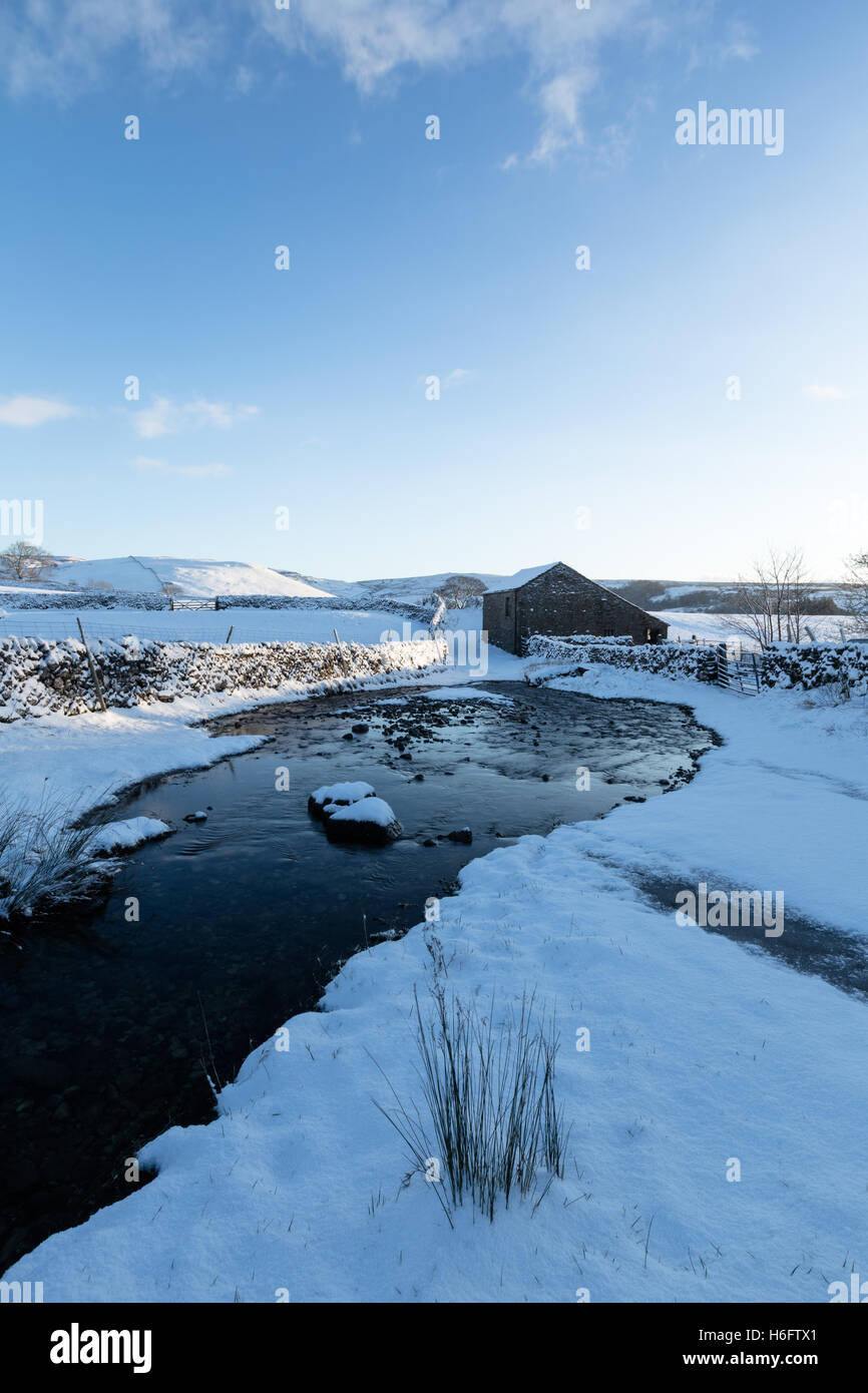 Vista lungo una corsia di murata di una Ford e tradizionale fienile in pietra sul bordo del villaggio Malham, Yorkshire Dales National Park, Regno Unito Foto Stock