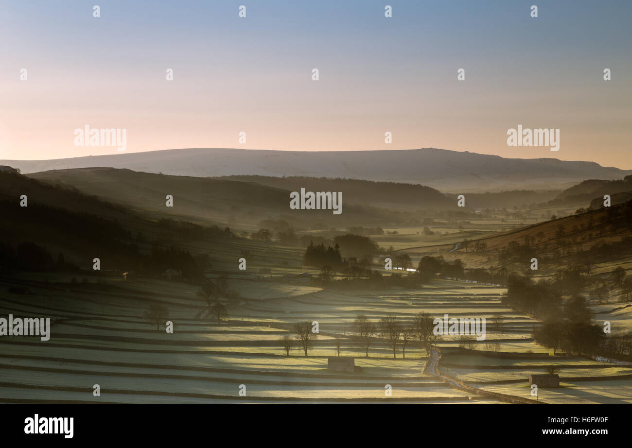 La mattina presto inverno visualizza in basso Wharfedale dalla collina sopra Kettlewell, Yorkshire Dales National Park, England Regno Unito Foto Stock La mattina presto inverno visualizza in basso Wharfedale dalla collina sopra Kettlewell, Yorkshire Dales National Park, England Regno Unito Foto Stock