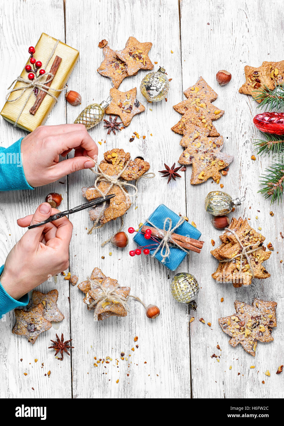 Mani femminili creazione di regali per Natale Natale biscotti fatti in casa Foto Stock