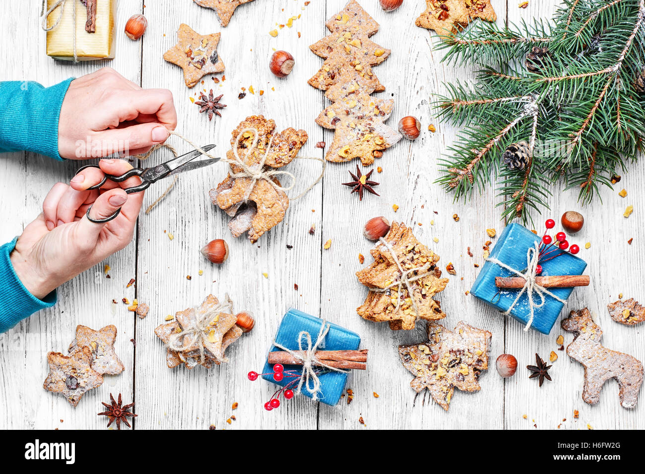 Mani femminili creazione di regali per Natale Natale biscotti fatti in casa Foto Stock