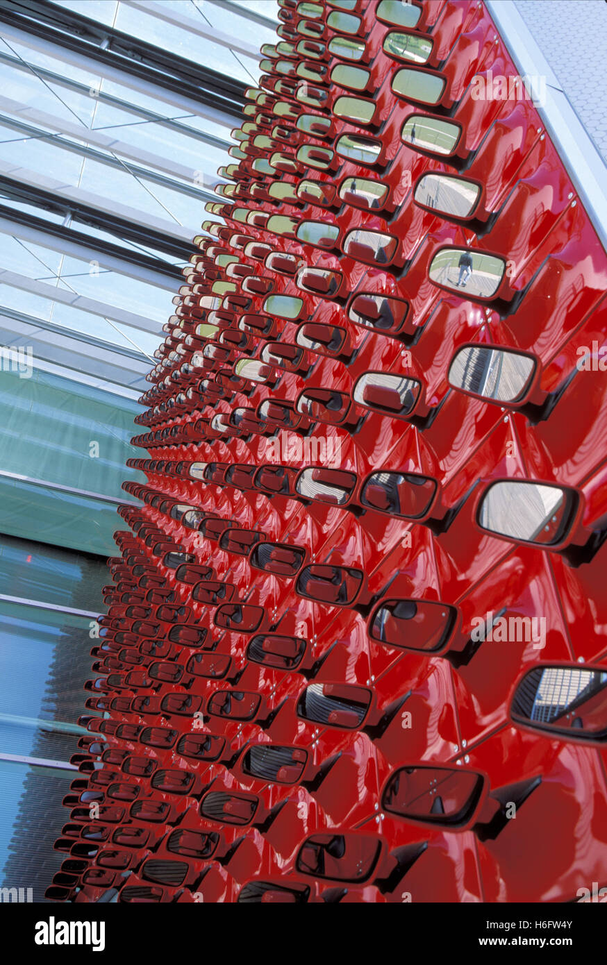 Germania, Wolfsburg, la Volkswagen Autostadt, gli specchi esterni come un'opera d'arte presso la sede pavilion. Foto Stock
