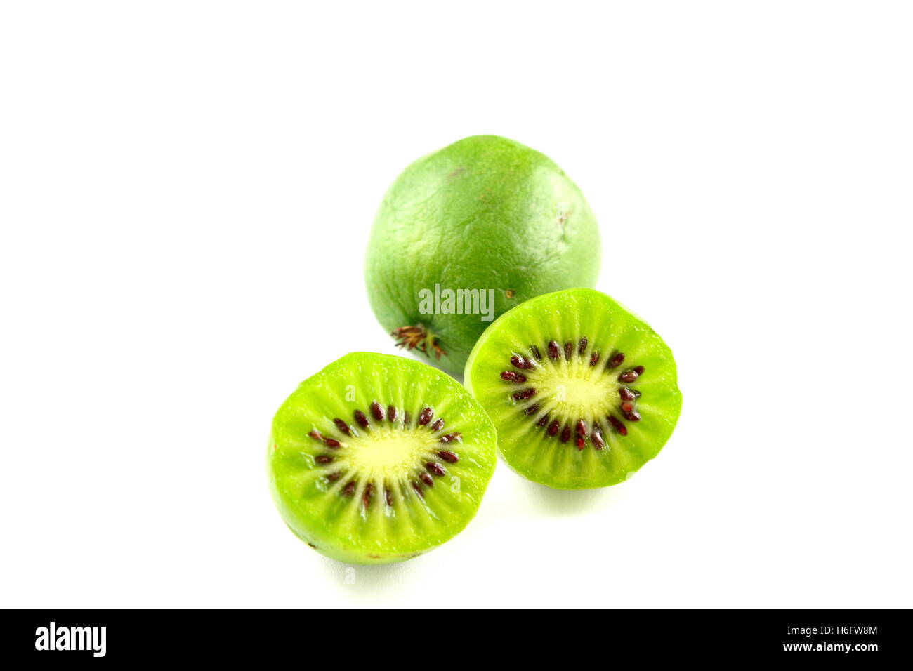 Hardy kiwi isolato Foto Stock