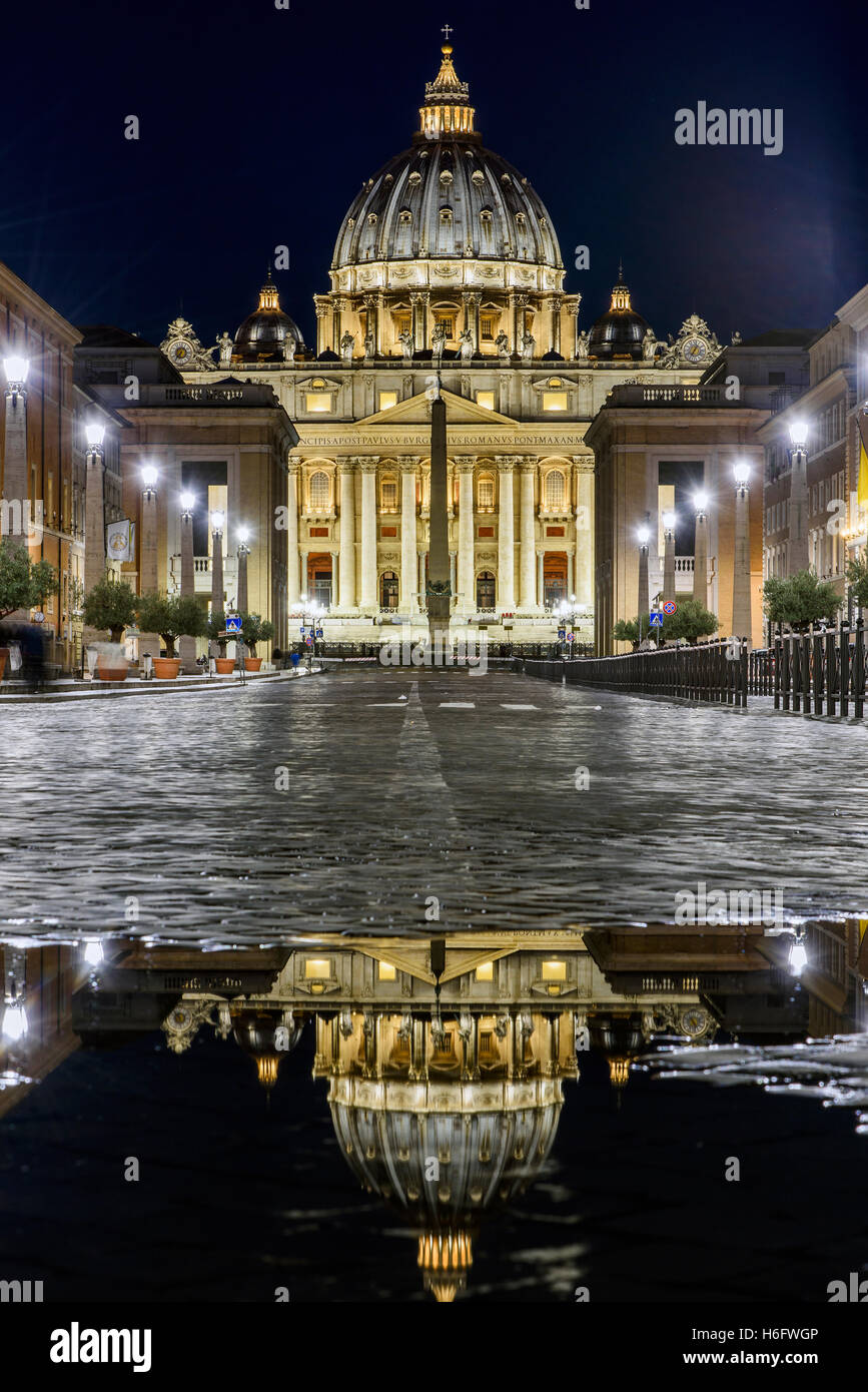 Vista notturna di Via della Conciliazione con la Basilica di San Pietro sullo sfondo, Roma, lazio, Italy Foto Stock