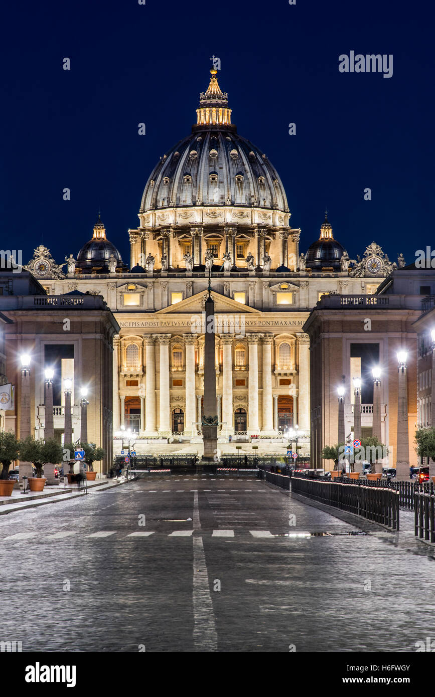 Vista notturna di Via della Conciliazione con la Basilica di San Pietro sullo sfondo, Roma, lazio, Italy Foto Stock