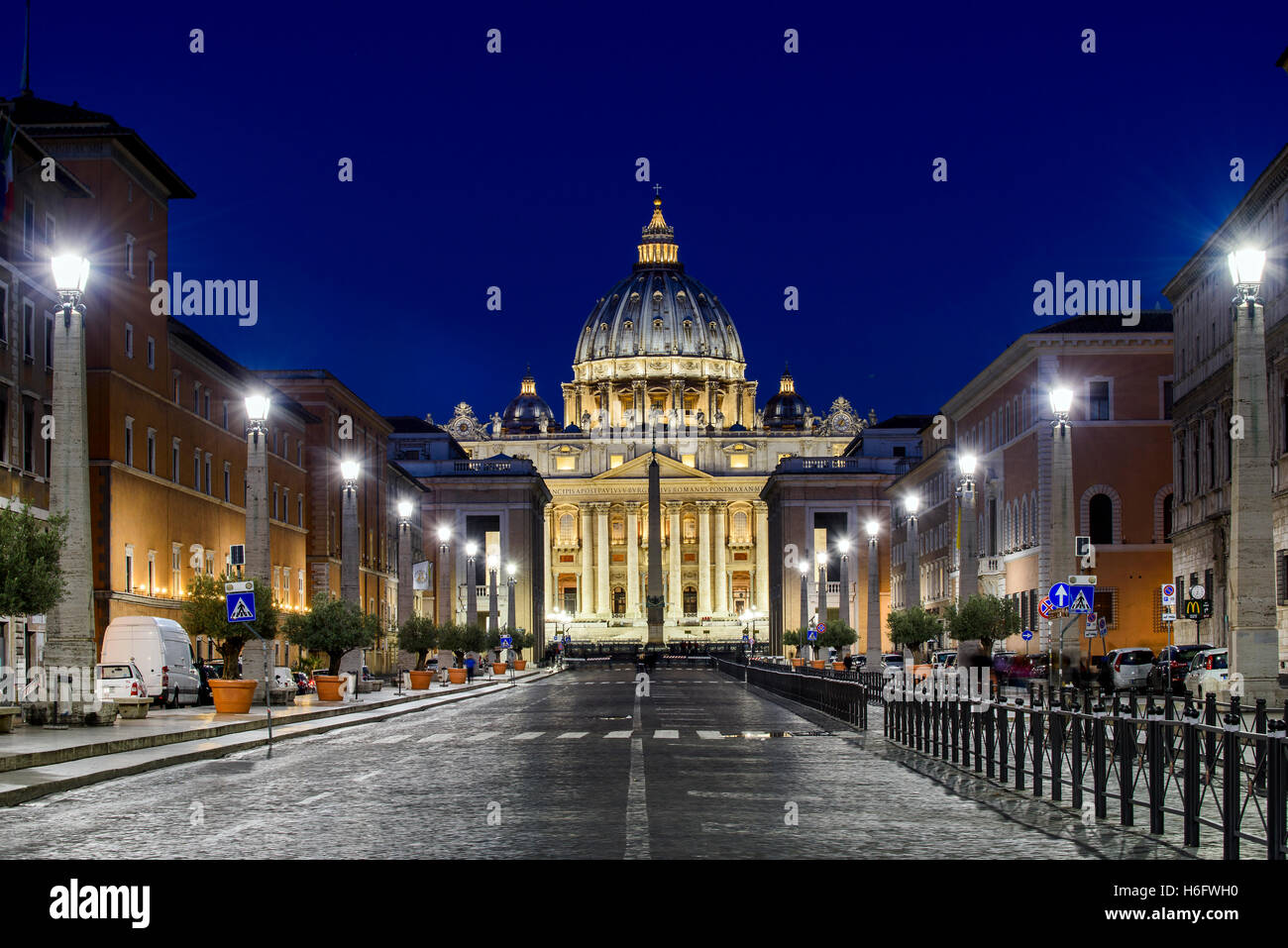 Vista notturna di Via della Conciliazione con la Basilica di San Pietro sullo sfondo, Roma, lazio, Italy Foto Stock