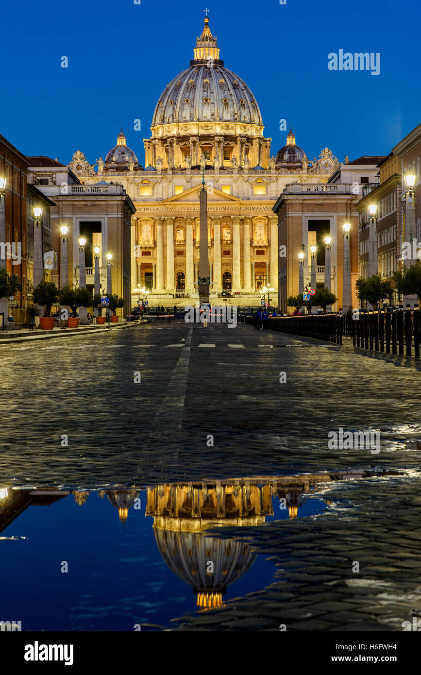 Via della Conciliazione con la Basilica di San Pietro sullo sfondo, Roma, lazio, Italy Foto Stock