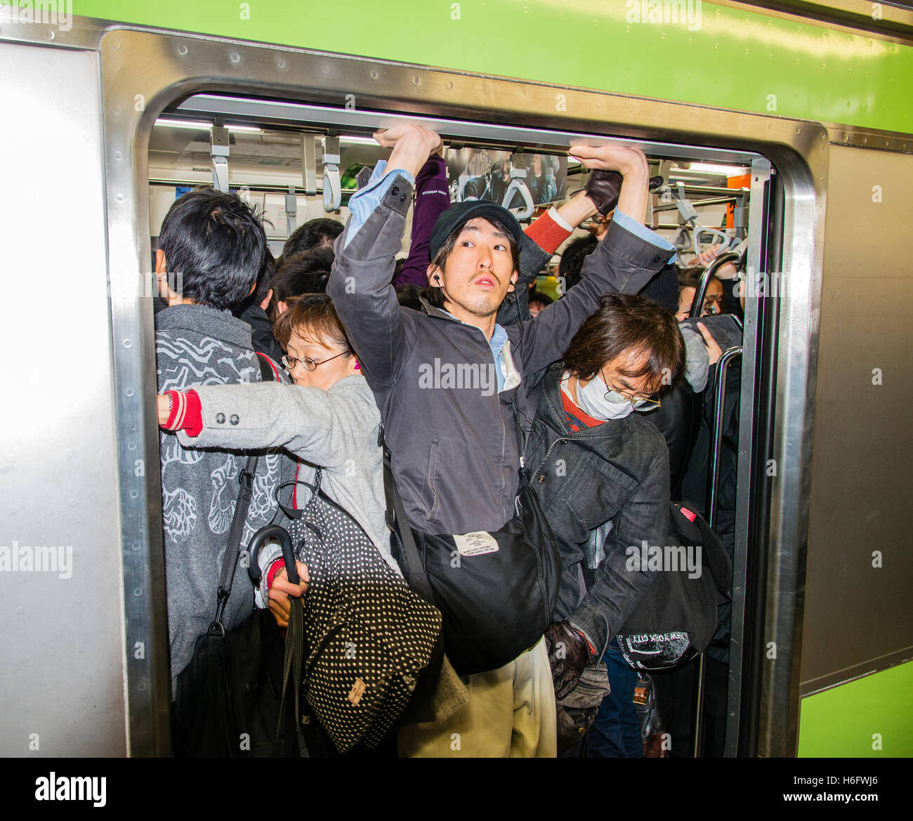Pendolari in un affollato treno della linea Yamanote, Tokyo Giappone Foto Stock