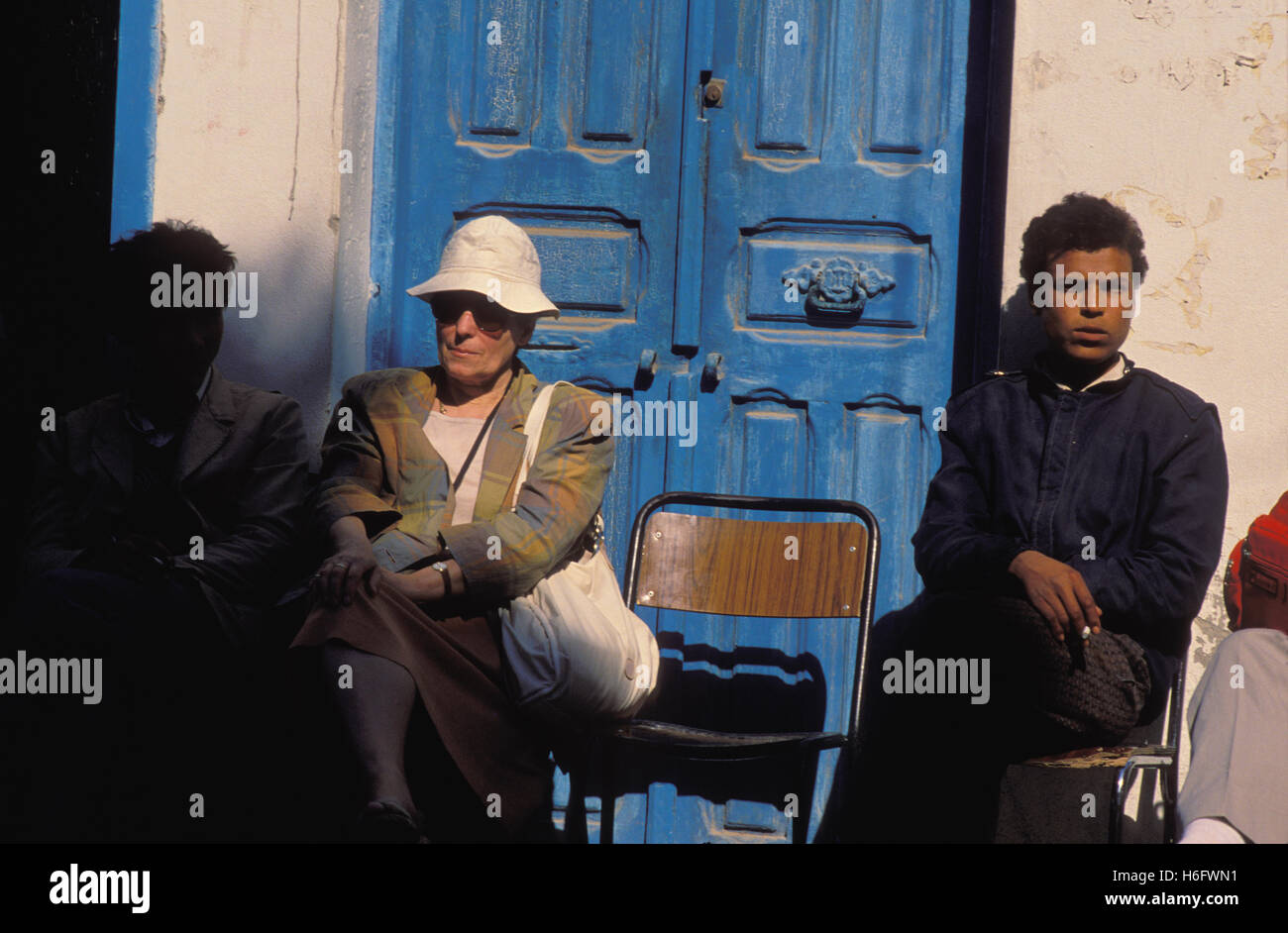 La Tunisia, Jarbah Isola, turisti e residenti a Houmt Souk. Foto Stock