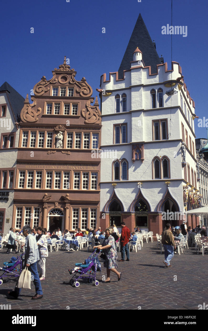 Germania, Trier, la Casa Rossa e la Steipe presso la piazza principale del mercato. Foto Stock