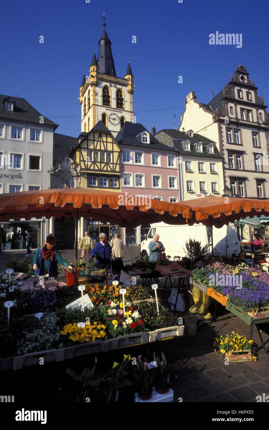Germania, Treviri, mercato presso la piazza principale del mercato, chiesa di San Gangolf. Foto Stock
