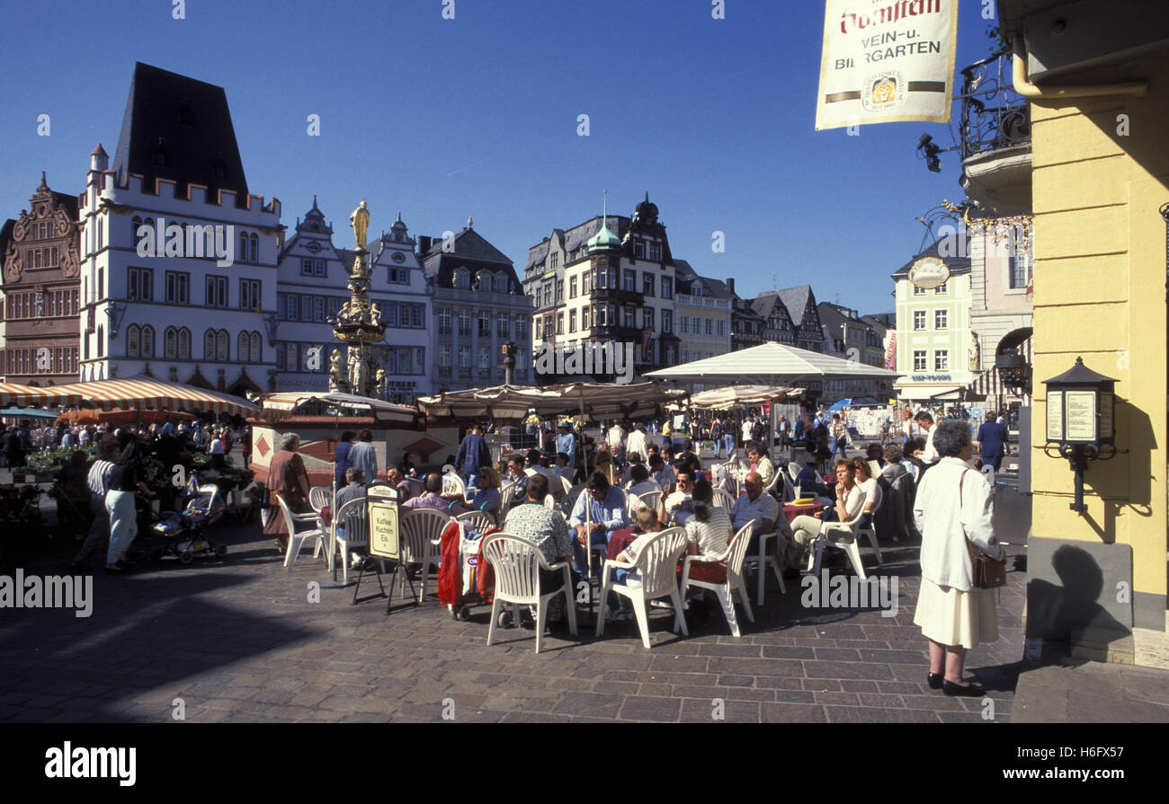 Germania, Trier, la piazza principale del mercato, sulla sinistra il palazzo Steipe. Foto Stock