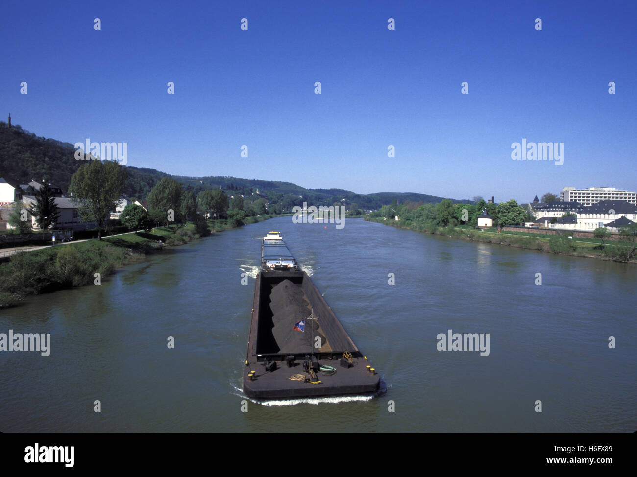 Germania, Treviri, spingere la barca sul fiume Mosella. Foto Stock