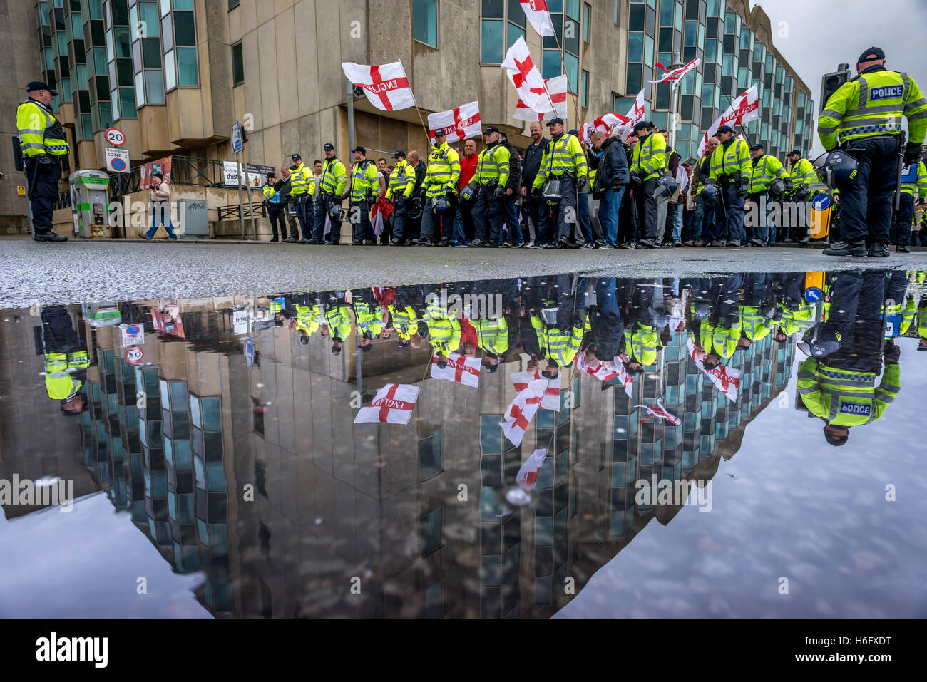 Membri della Difesa inglese League marzo a Brighton, protetti dalla polizia e rivolta verso l'opposizione locale. Foto Stock