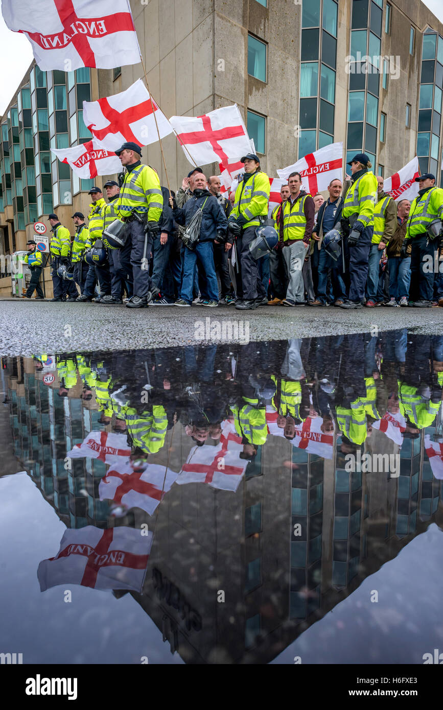 Membri della Difesa inglese League marzo a Brighton, protetti dalla polizia e rivolta verso l'opposizione locale. Foto Stock