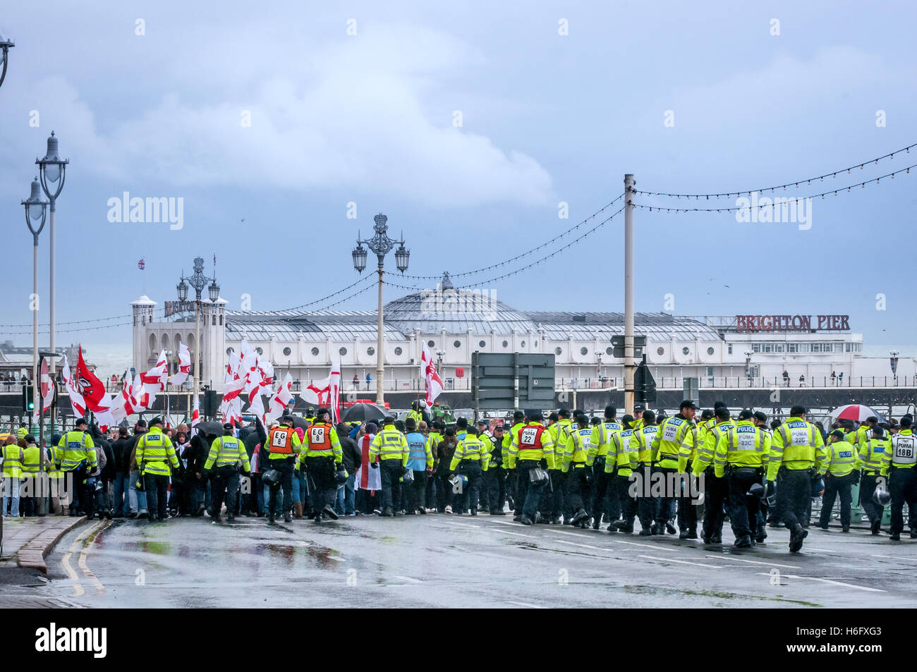 Membri della Difesa inglese League marzo a Brighton, protetti dalla polizia e rivolta verso l'opposizione locale. Foto Stock