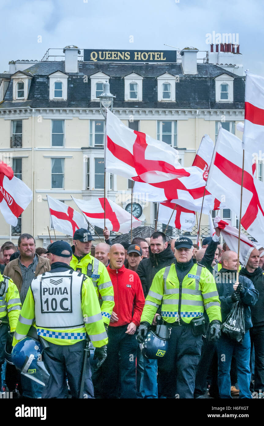 Membri della Difesa inglese League marzo a Brighton, protetti dalla polizia e rivolta verso l'opposizione locale. Foto Stock