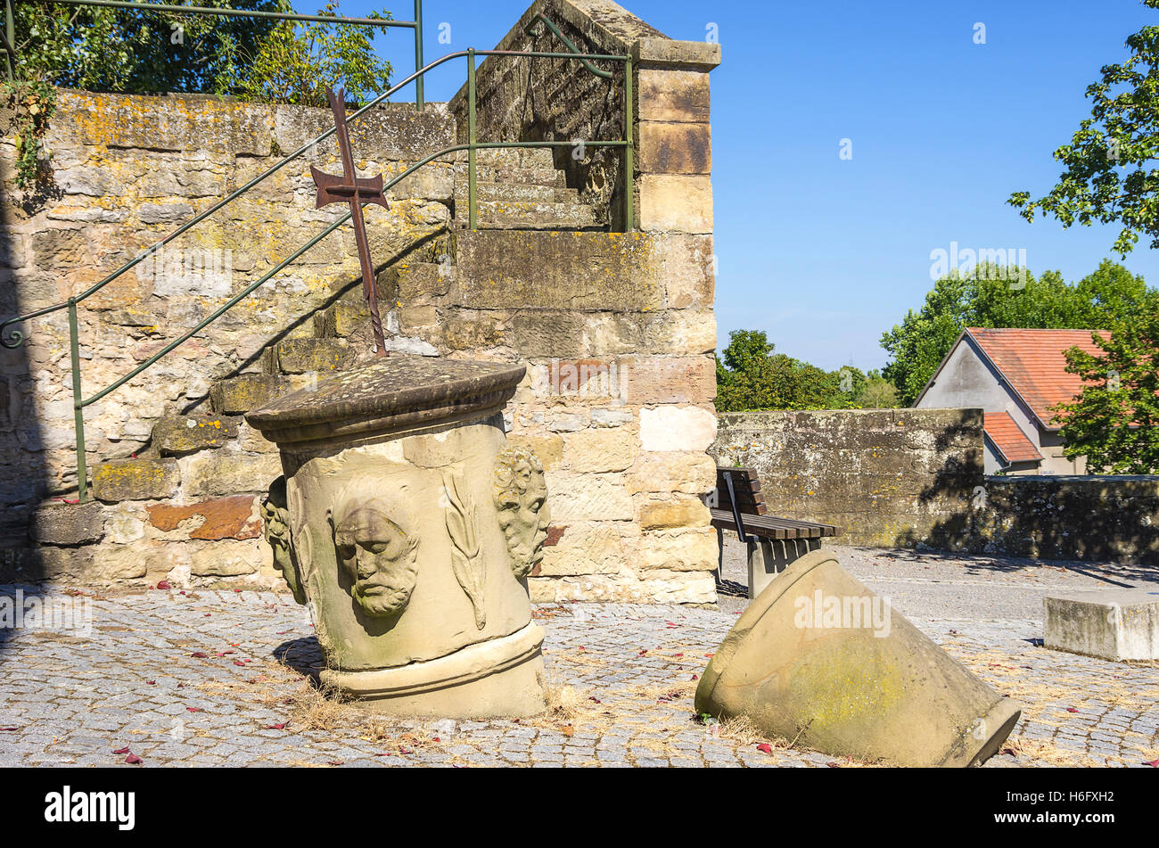 Monumento ai caduti in guerra di fronte al municipio in smalltown di Lauffen am Neckar, Baden-Württemberg, Germania. Foto Stock