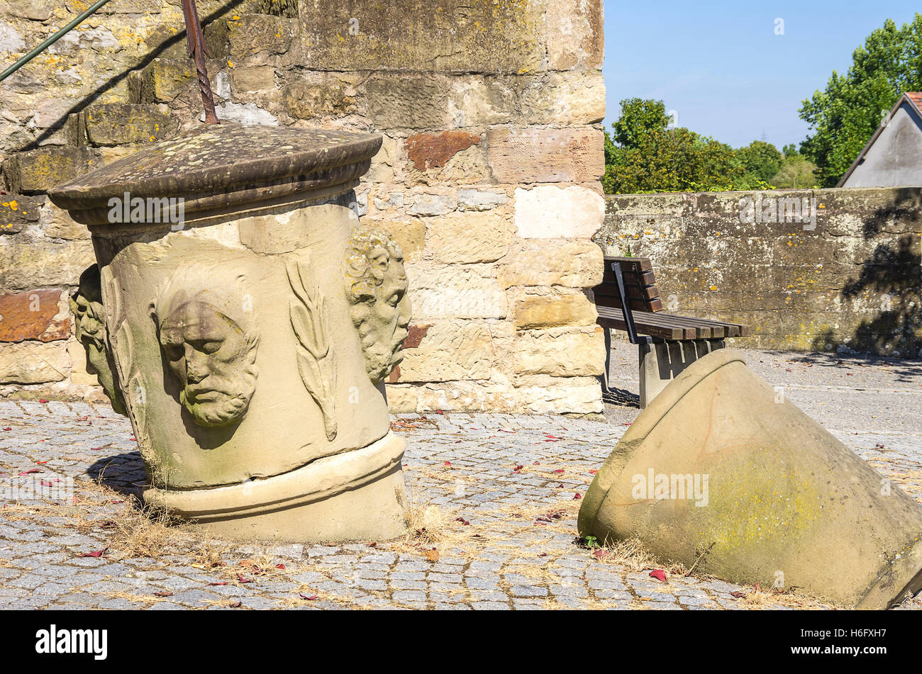 Monumento ai caduti in guerra di fronte al municipio in smalltown di Lauffen am Neckar, Baden-Württemberg, Germania. Foto Stock