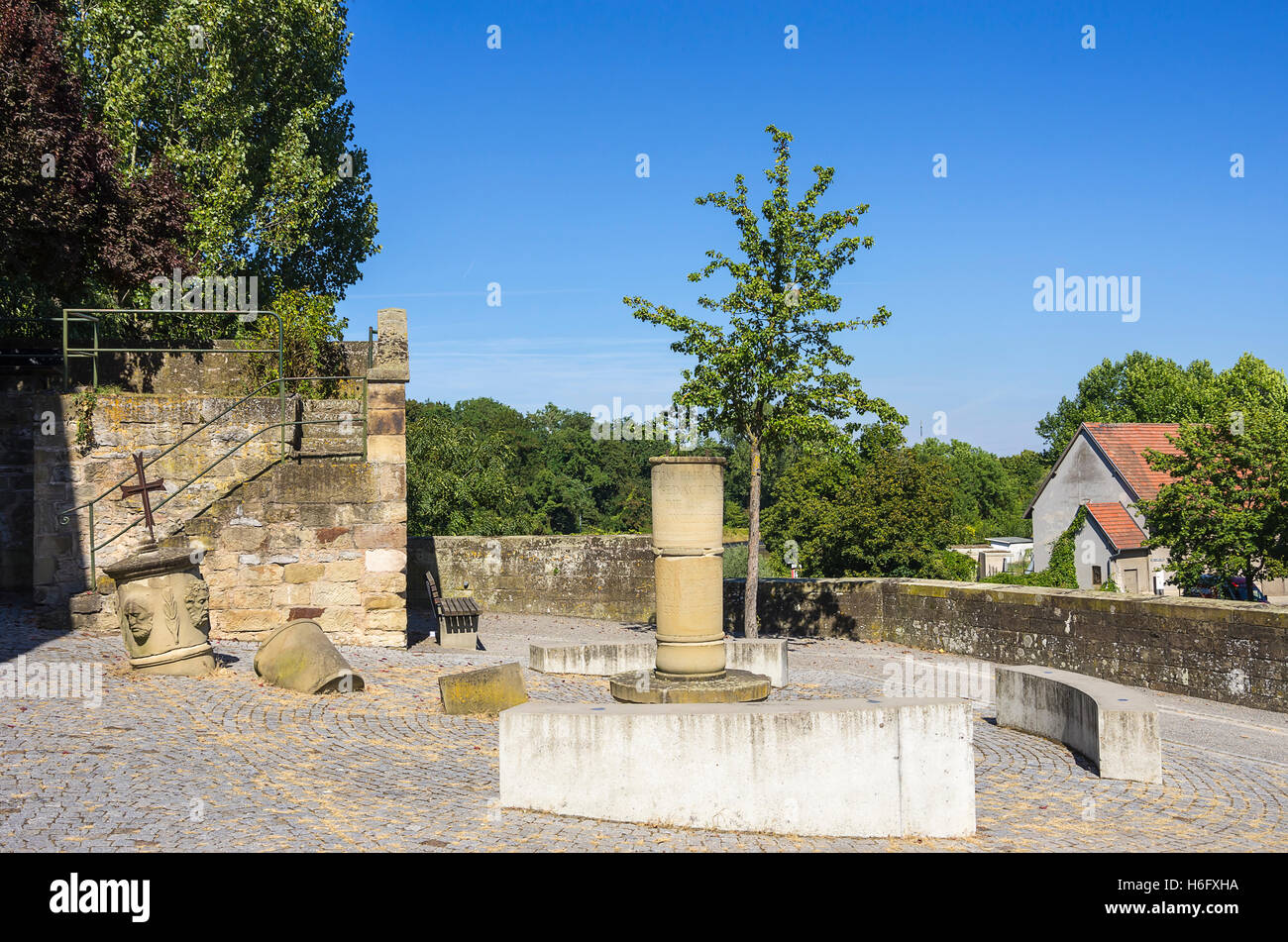 Monumento ai caduti in guerra di fronte al municipio in smalltown di Lauffen am Neckar, Baden-Württemberg, Germania. Foto Stock