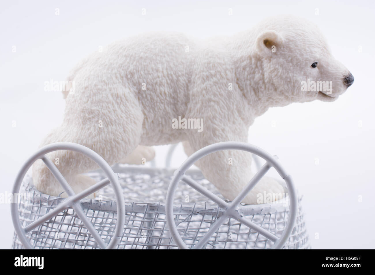 Piccolo Orso Polare figura in un giocattolo bambino trasporto realizzato in metallo su Foto Stock