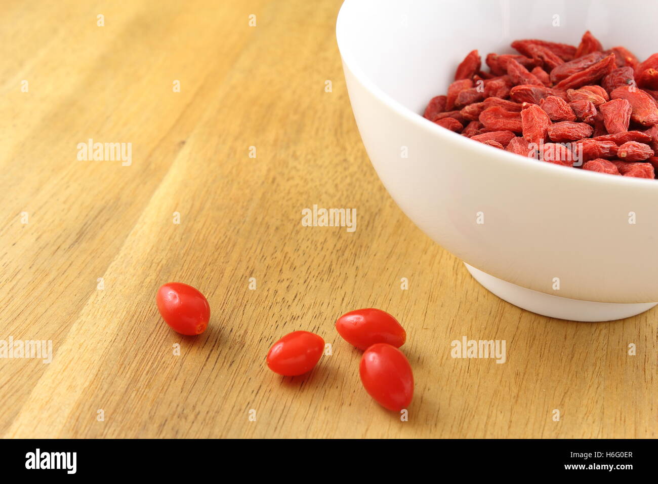 Essiccati goji bacche in una piccola ciotola bianco Foto Stock