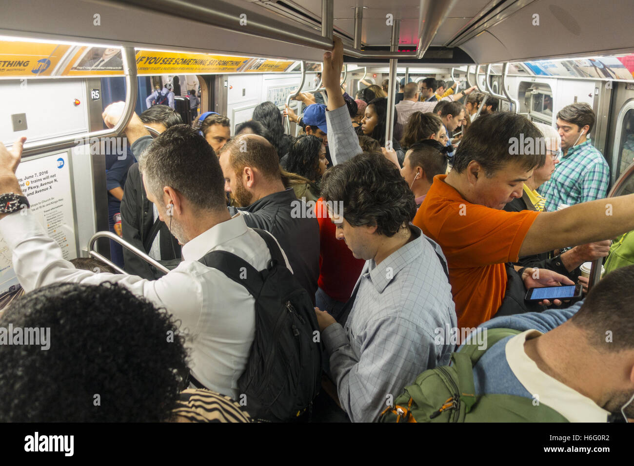 Mattina ora di punta sulla F della linea metropolitana da Brooklyn a Manhattan può essere come in sella a una sardina può. Foto Stock