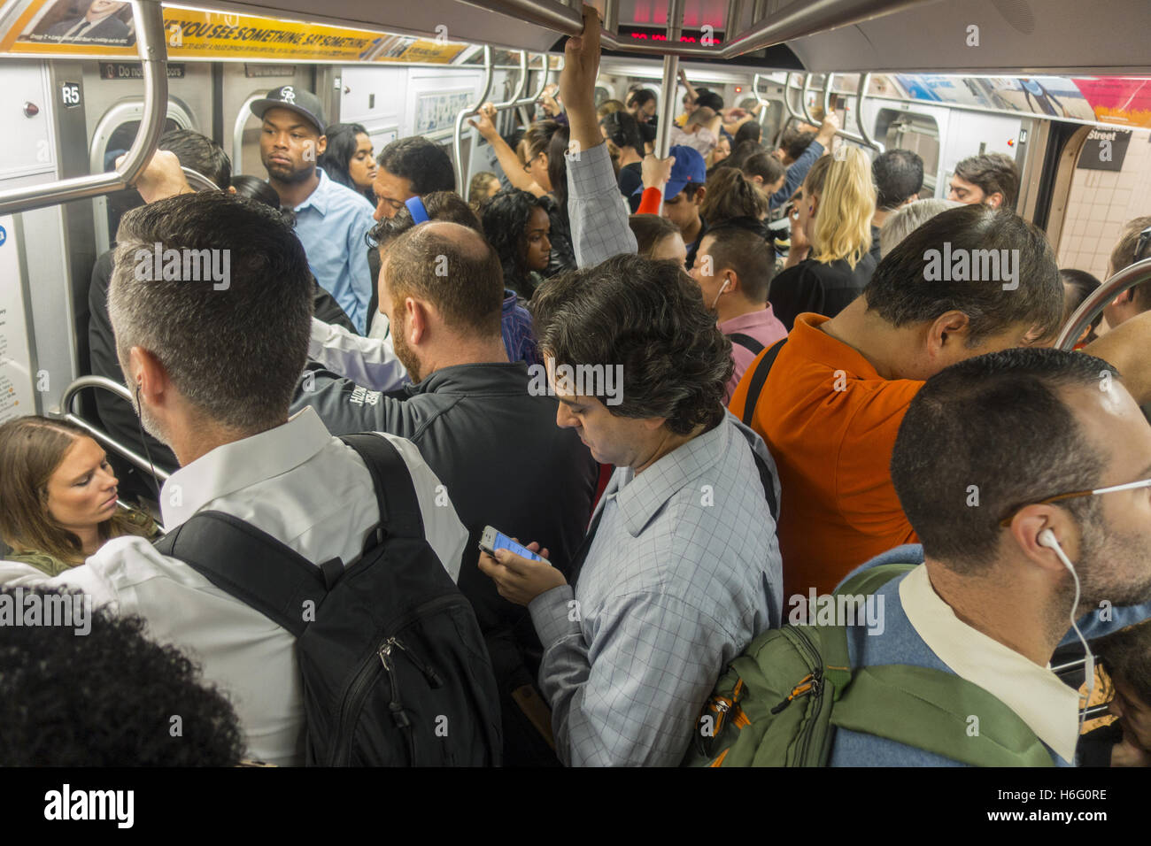 Mattina ora di punta sulla F della linea metropolitana da Brooklyn a Manhattan può essere come in sella a una sardina può. Foto Stock