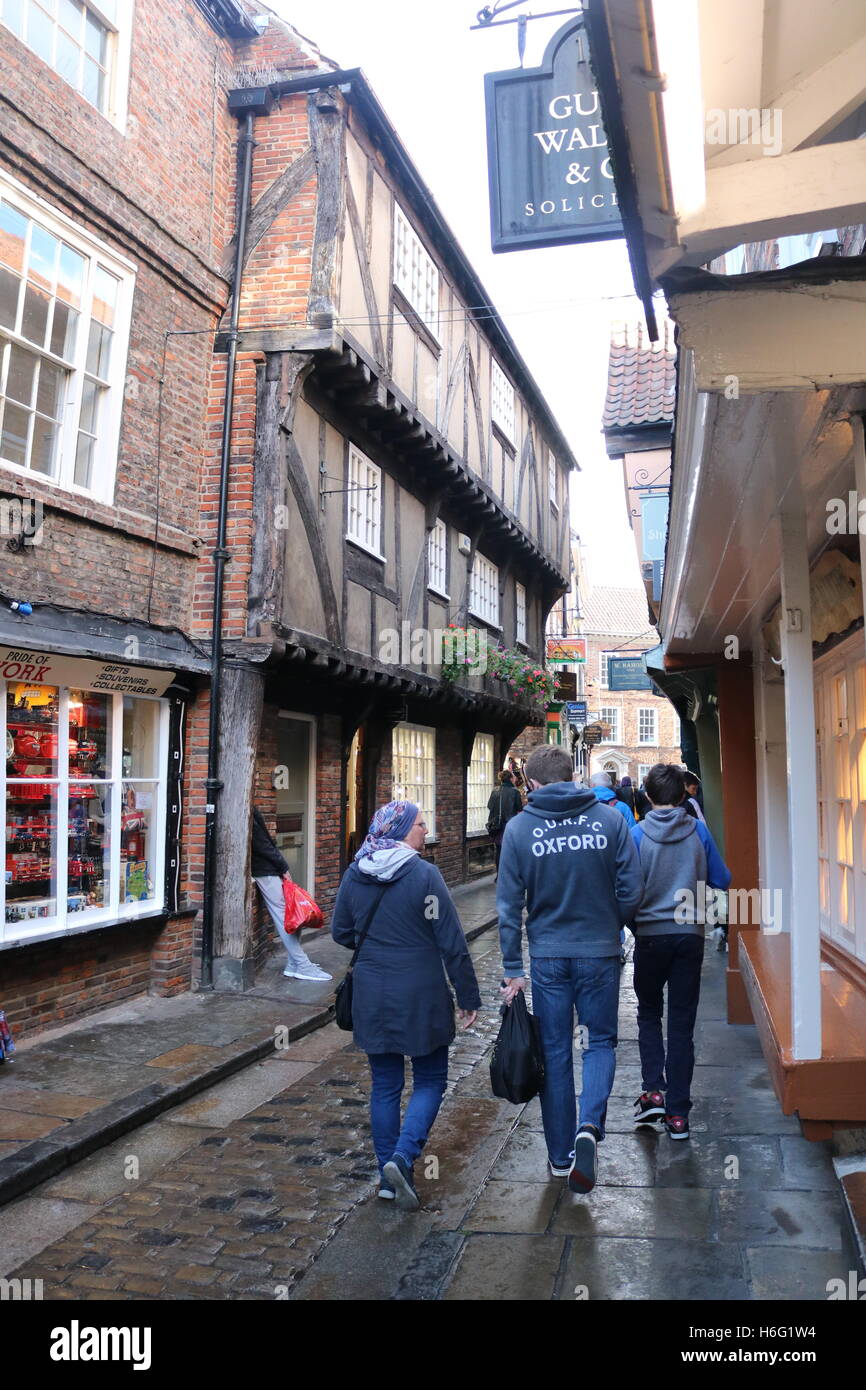 Le strade acciottolate della città di York del popolare area turistica del caos. Foto Stock
