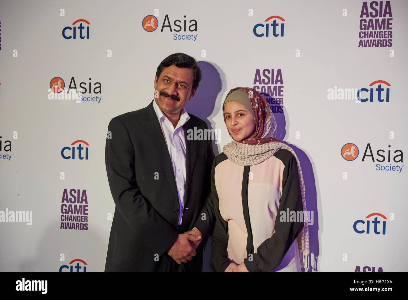 Muzoon Almellehan e suo padre durante l'Asia Game Changer 2016 Awards che si è tenuto presso la sede delle Nazioni Unite. (Foto di Mark J Sullivan / Pacific Stampa) Foto Stock