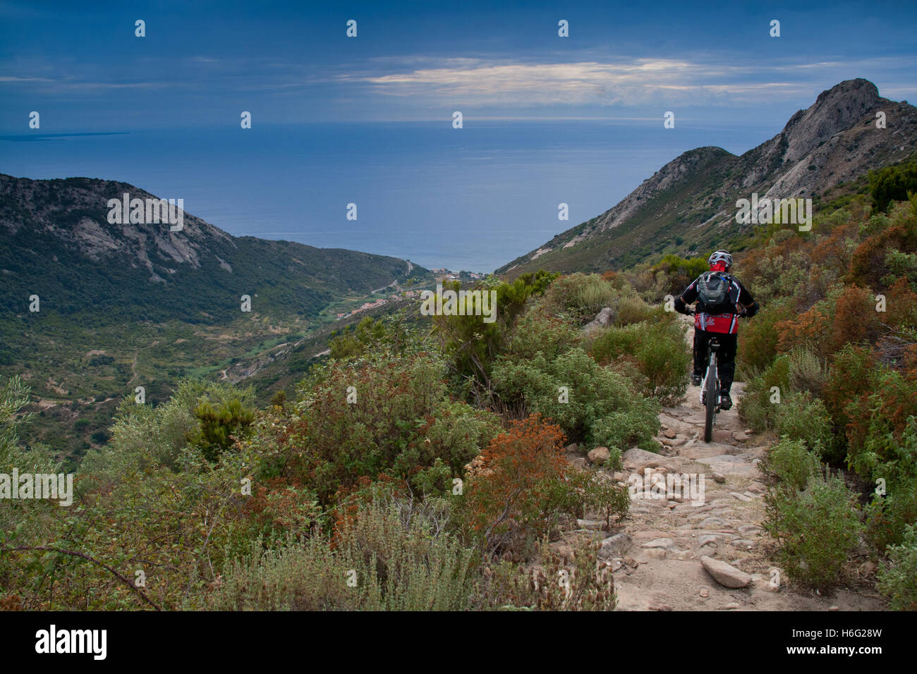 Isola d'Elba, escursioni a piedi e in mountain bike sui sentieri del Monte Perone, giù su Pomonte dal percorso quattro Foto Stock