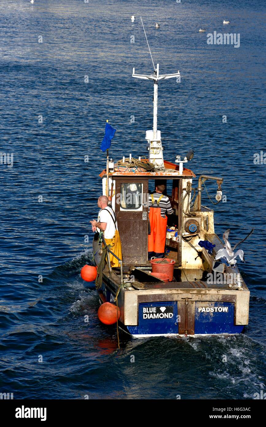 Un piccolo peschereccio tornando al porto in Scarborough,North Yorkshire, Inghilterra REGNO UNITO Foto Stock