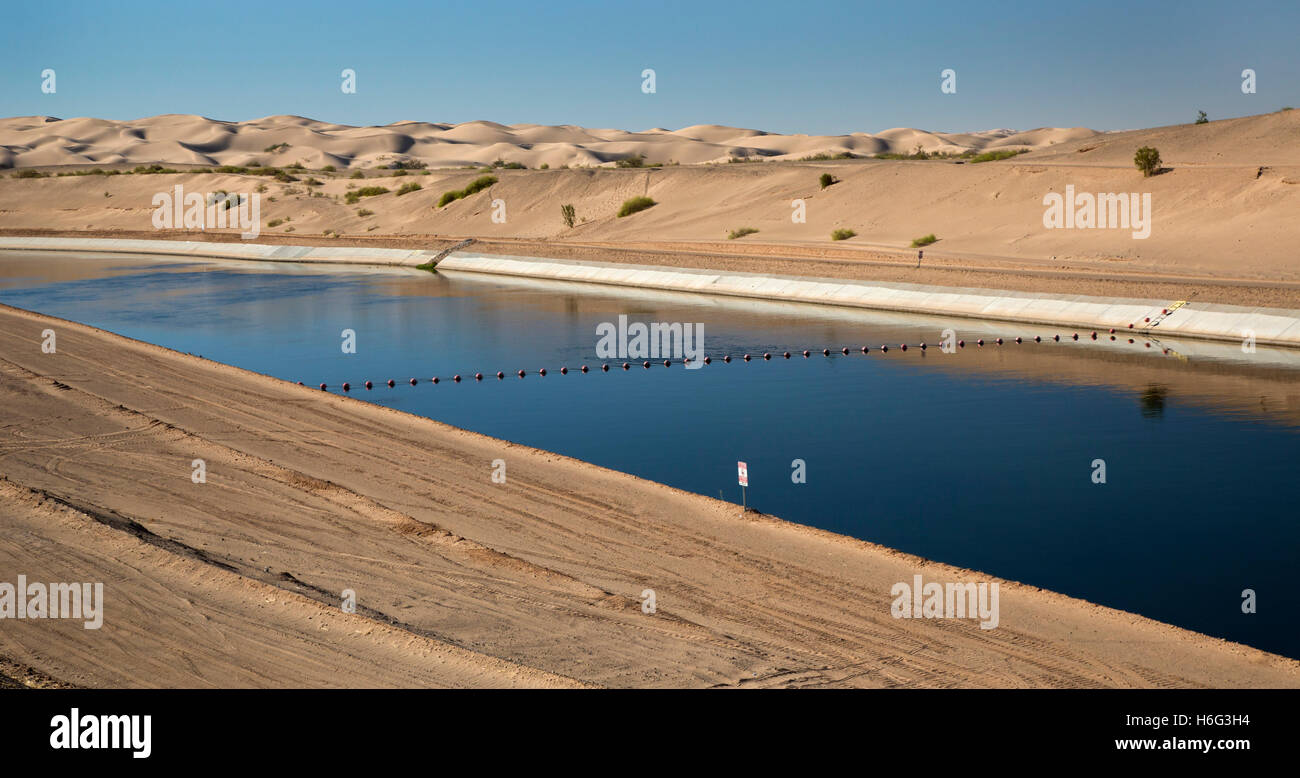 L'Araz Junction, California - il tutto l'Americano canale scorre attraverso le dune Algodones, portando acqua dal fiume Colorado. Foto Stock