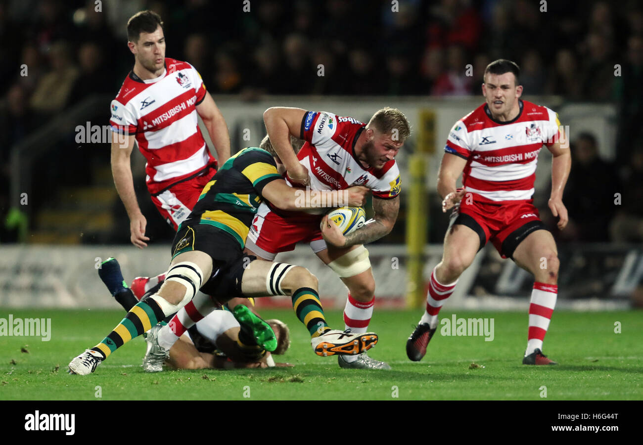 Gloucester Ross Moriarty è affrontato da Northampton Santi Jamie Gibson durante la Aviva Premiership corrispondono a Franklin's Gardens, Northampton. Foto Stock