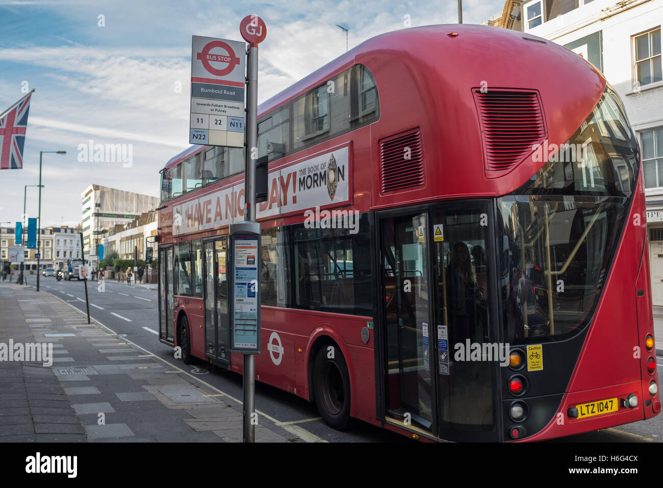 Moderno rosso London bus Foto Stock