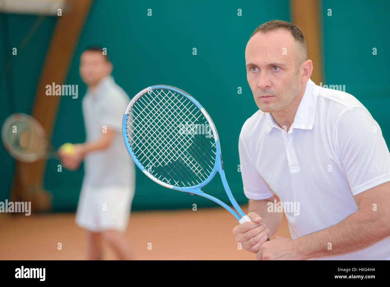 Due uomini giocare a tennis Foto Stock