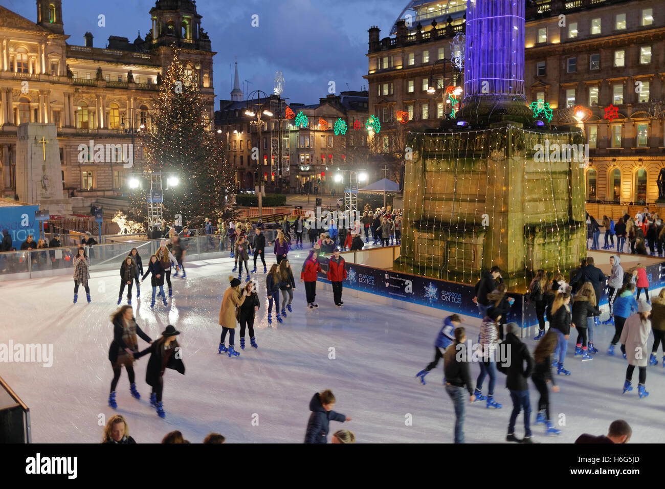 Glasgow celebrazione di Natale George Square luci pattinaggio su ghiaccio decorazioni festa Glasgow mercatino di Natale Foto Stock