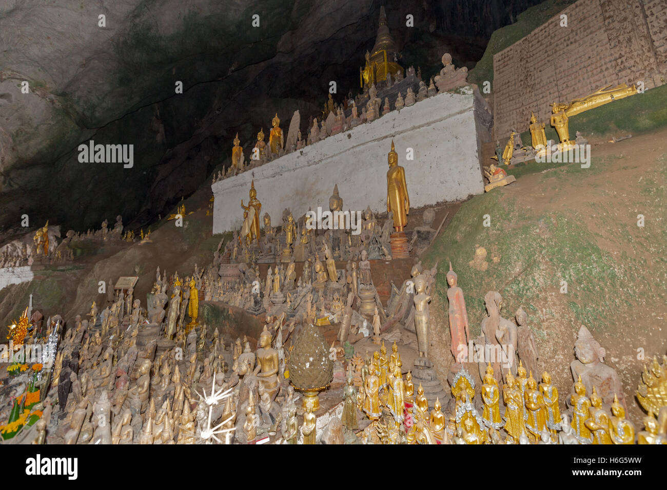 Sculture di Buddha in miniatura, Tham Ting, grotta inferiore, grotte di Pak ou, Laos Foto Stock