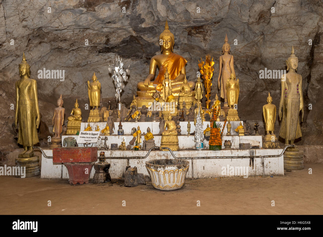Sculture in miniatura di Buddha, Tham Theung, grotta superiore, grotte Pak ou, Laos Foto Stock