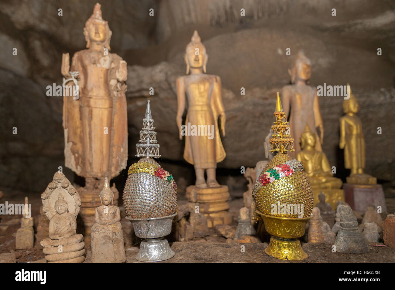 Sculture in miniatura di Buddha, Tham Theung, grotta superiore, grotte Pak ou, Laos Foto Stock