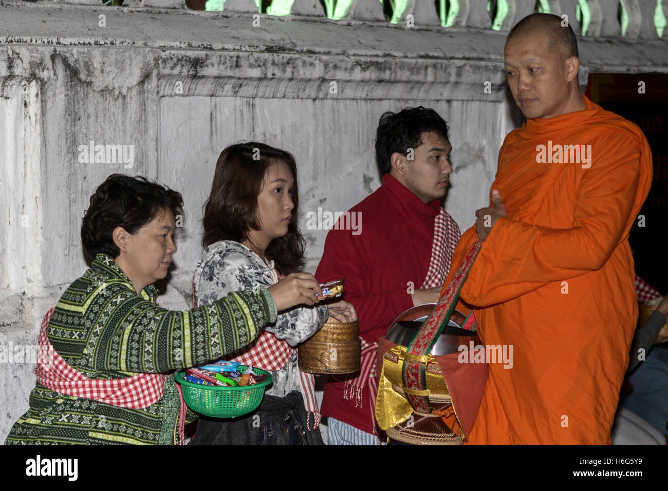 Tak Bat, cerimonia di consegna mattina ALMS, per i monaci buddisti, Luang Prabang, Laos Foto Stock