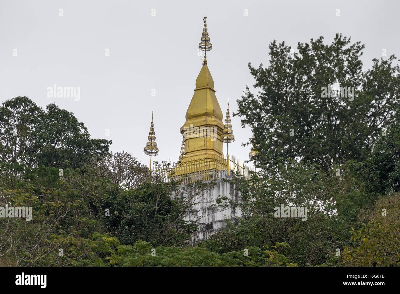 Quel tempio di Chomsi, Monte Phousi, visto da Wat mai Suwannaphumaham, aka Wat mai, tempio buddista, Luang Prabang, Laos Foto Stock