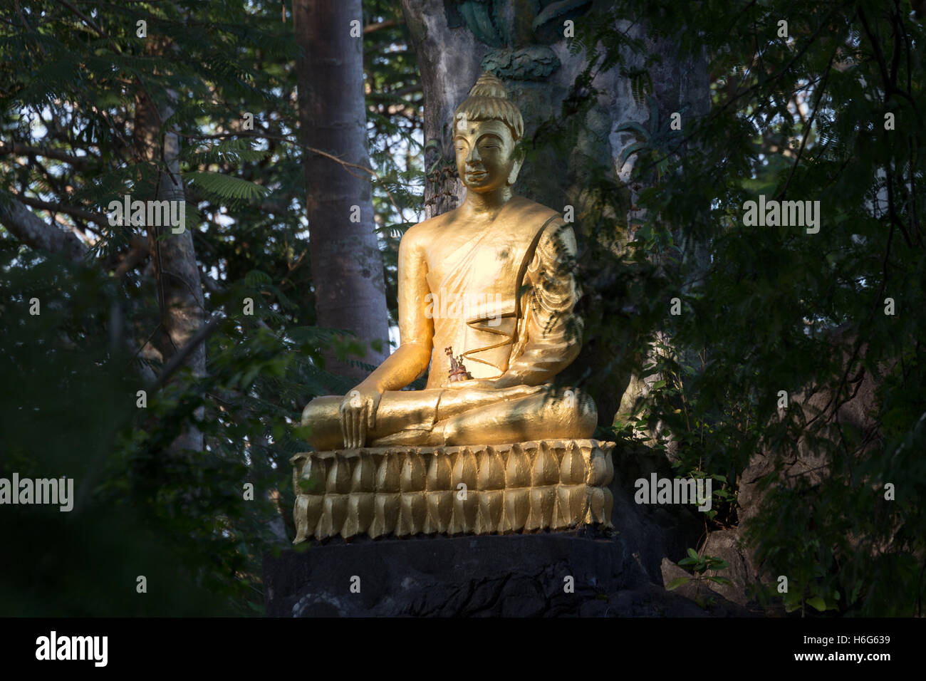 Posizione di protezione, Buddha, Buddhabat di Wat Prah, il tempio delle impronte di Buddha, la collina di Phu si, Luang Prabang, Laos. Foto Stock