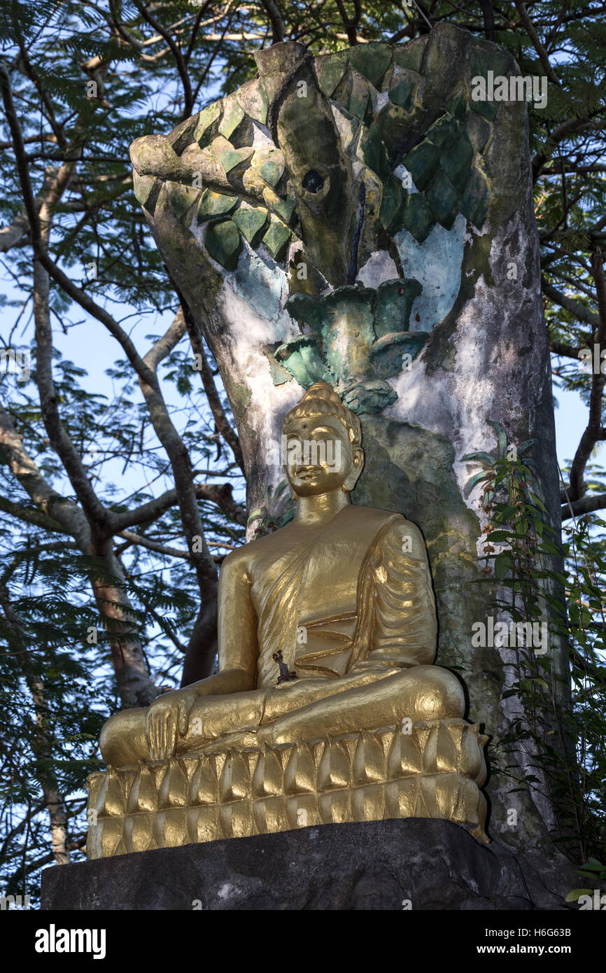 Posizione di protezione, Buddha, Buddhabat di Wat Prah, il tempio delle impronte di Buddha, la collina di Phu si, Luang Prabang, Laos. Foto Stock