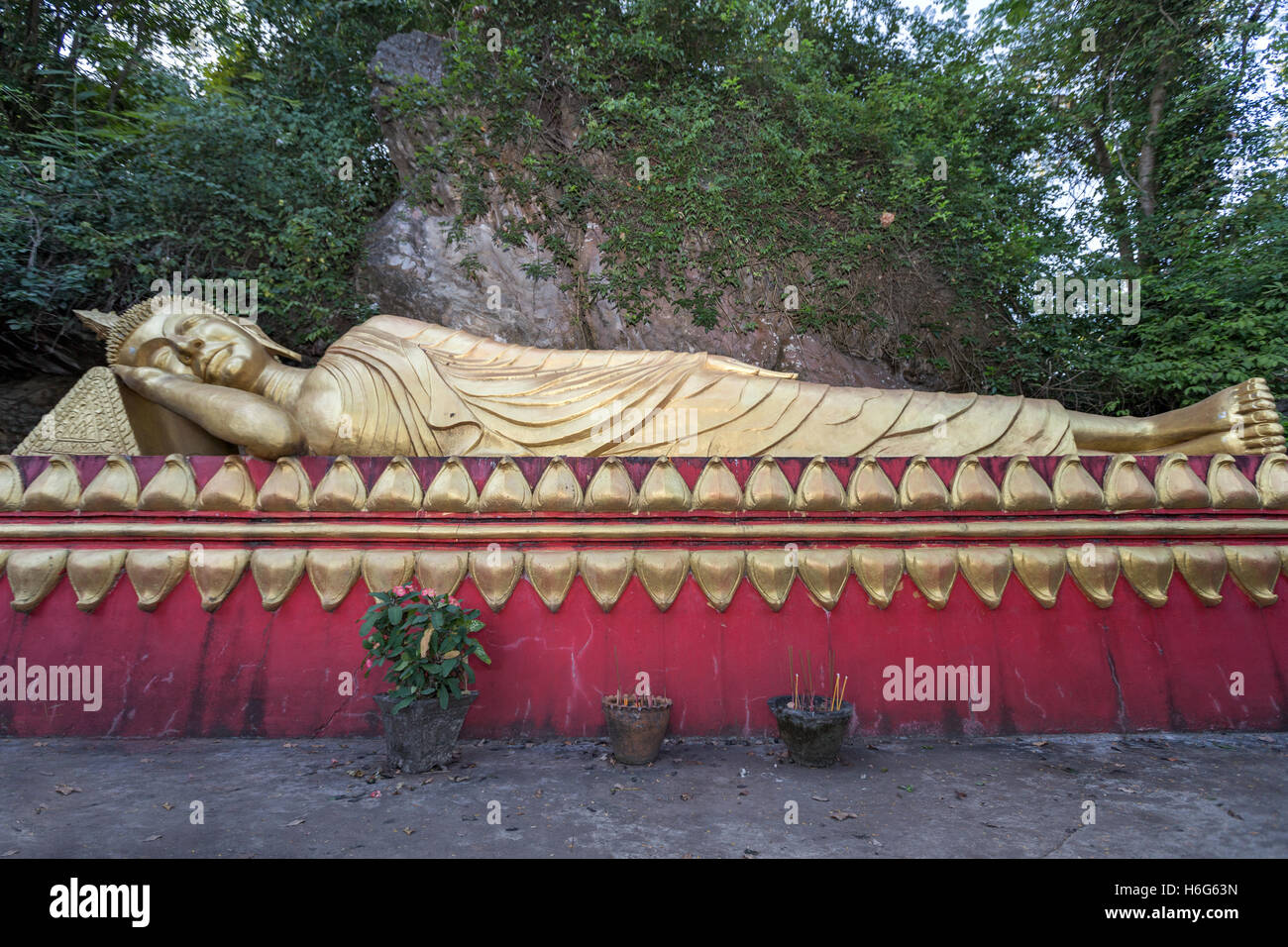 Reclinazione o Martedì Buddha, Wat che Chomsi, tempio, Luang Prabang, Laos Foto Stock