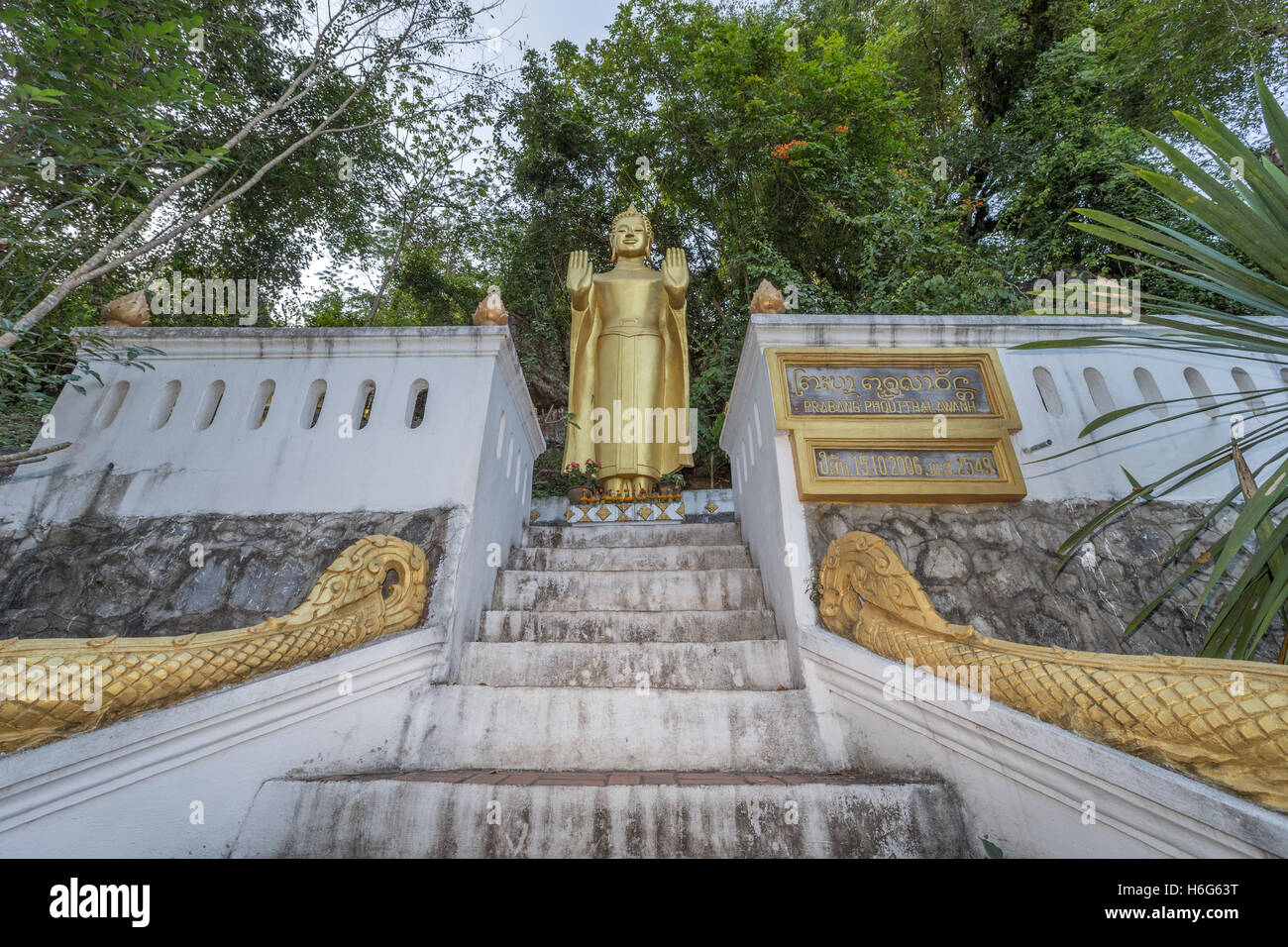 Posa di pace di Buddha, Wat That Chomsi, tempio, Luang Prabang, Laos Foto Stock